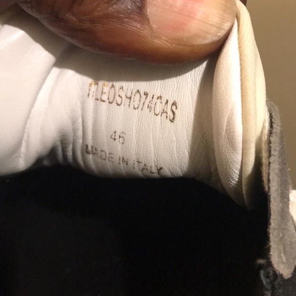 Burberry gray/white used shoe with stain on one - Picture 4 of 4